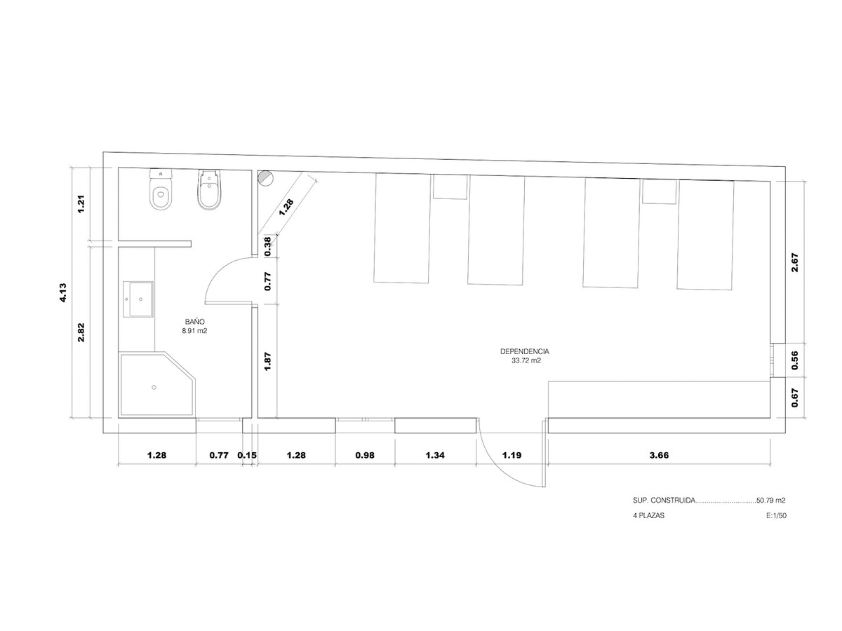 Plano técnico detallado de una estancia de 50 metros cuadrados con zona de descanso para cuatro personas y baño.