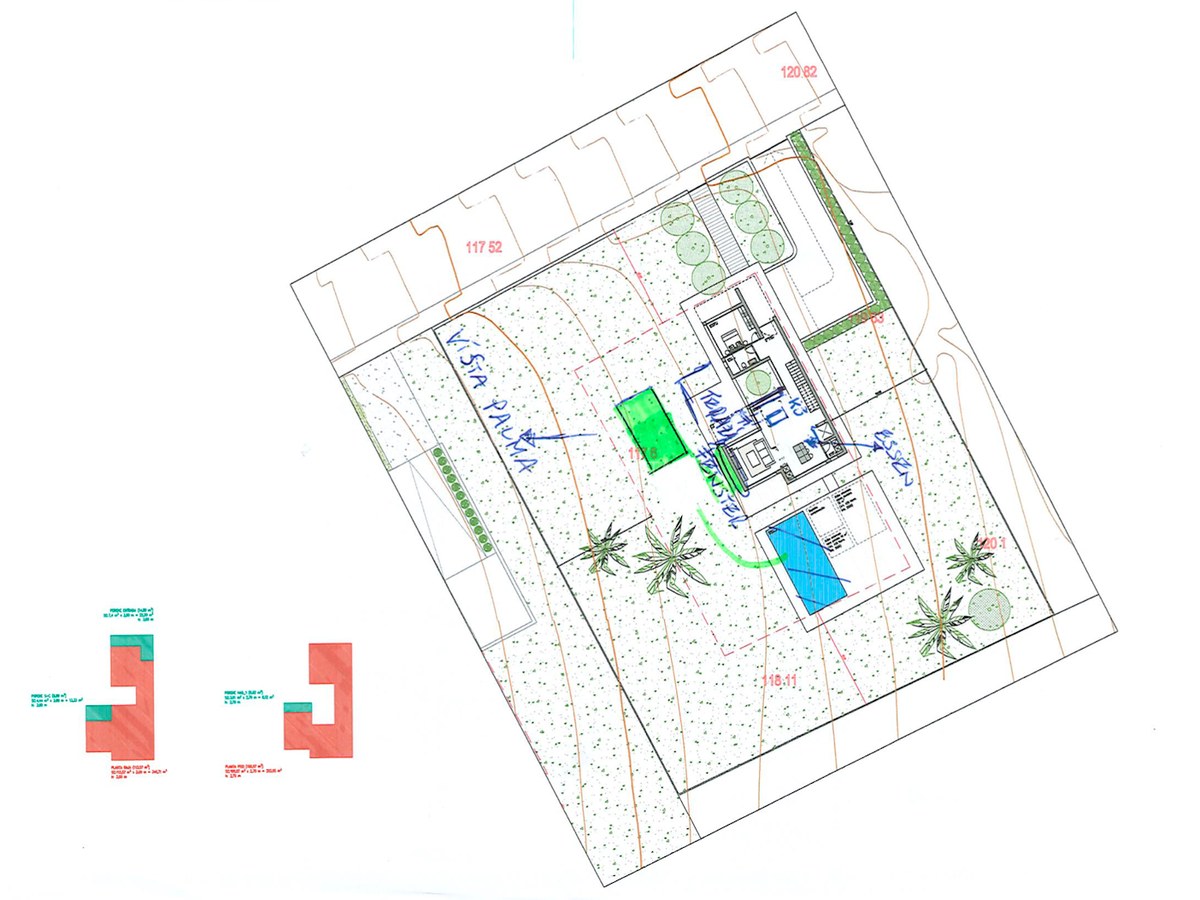 Arkitektonisk situationsplan som visar villans placering, poolen och trädgårdsområden uppifrån.