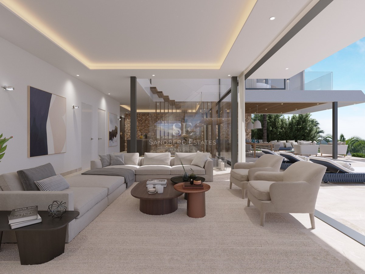Salon de luxe avec canapés crème et baies vitrées s'ouvrant sur une terrasse ensoleillée et piscine.