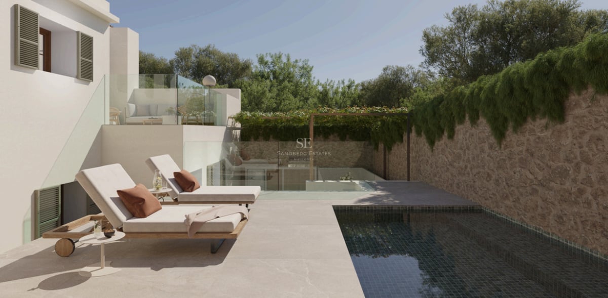 Chaises longues modernes près d'une piscine en mosaïque avec murs en pierre naturelle dans une villa de luxe.