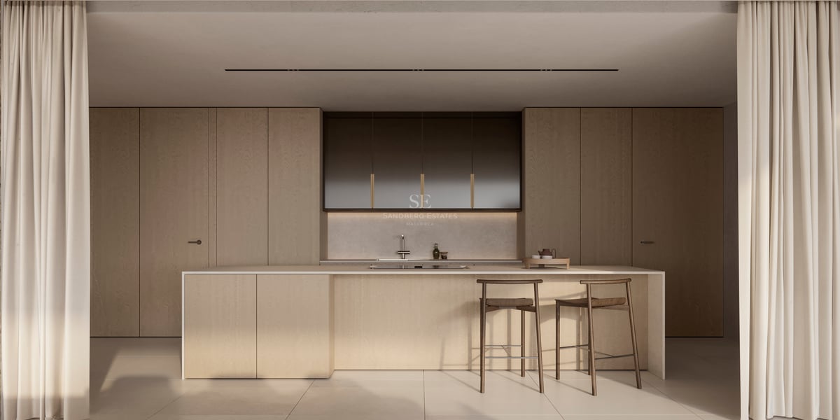 Cuisine moderne minimaliste avec îlot en bois clair, rangements intégrés et tabourets en bois élégants.