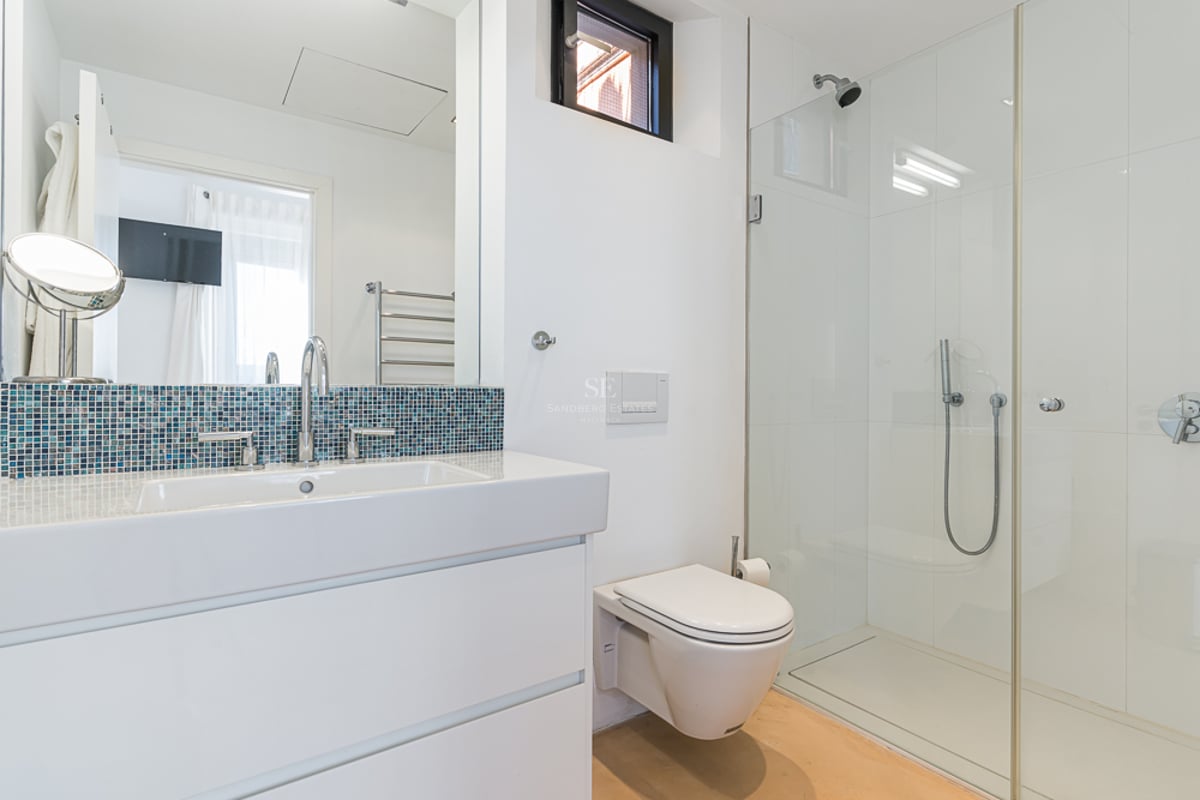 Salle de bain contemporaine avec vanité blanche, crédence en mosaïque bleue et douche à l'italienne.