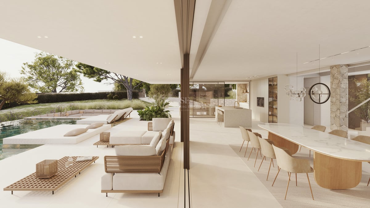 Terrasse de luxe moderne avec canapés blancs et piscine à côté d'une salle à manger à aire ouverte.