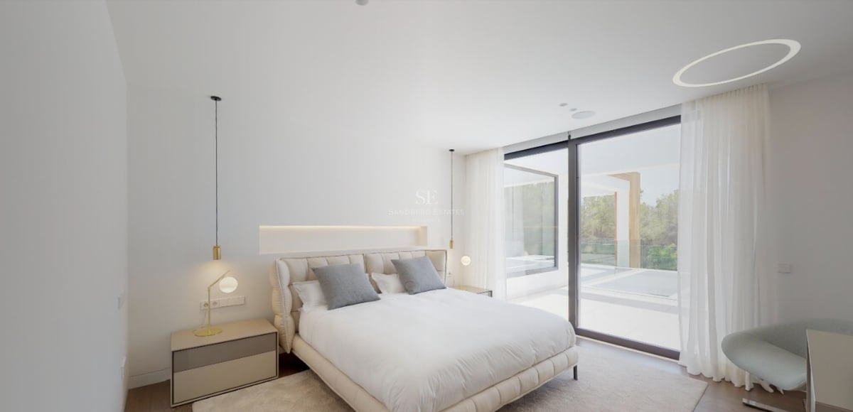 Chambre minimaliste moderne avec lit crème, baies vitrées du sol au plafond et éclairage mural intégré.