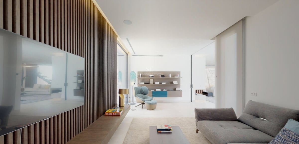Salon minimaliste lumineux avec lattes de bois verticales, fauteuil bleu et étagères intégrées épurées.