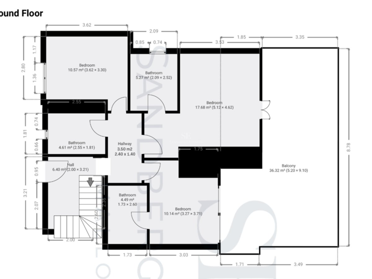 Plan technique d'un rez-de-chaussée comprenant trois chambres, trois salles de bains et un grand balcon.