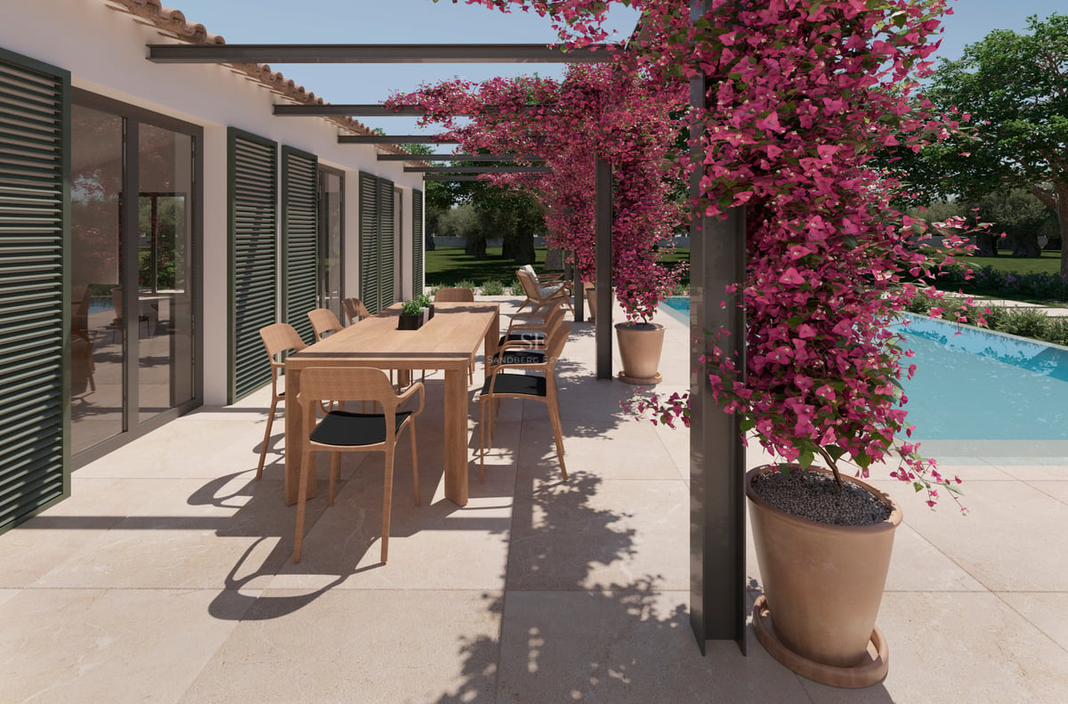 Terrasse ensoleillée avec table en bois, bougainvilliers roses sur une pergola et piscine turquoise.