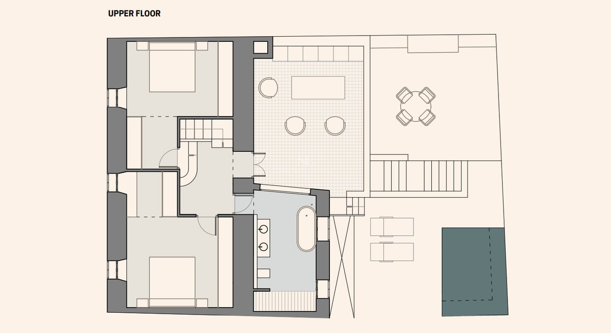 Plan architectural de l'étage supérieur présentant deux chambres, une salle de bain principale et une terrasse avec piscine.