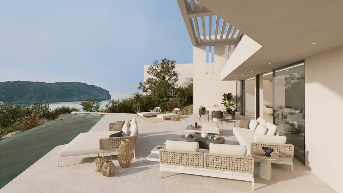 Terrasse moderne avec piscine à débordement, mobilier design et vue panoramique sur la Méditerranée.