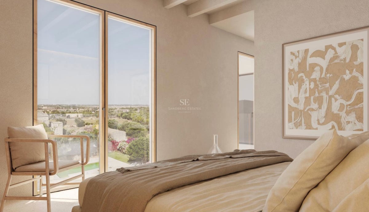 Chambre épurée avec grande baie vitrée, vue sur le paysage, poutres en bois et tons beiges.