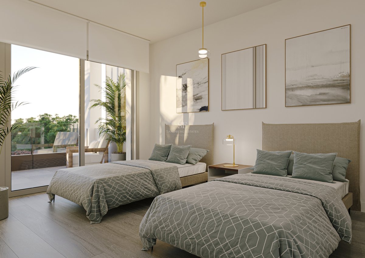 Dormitorio contemporáneo con dos camas individuales, ropa de cama verde salvia y grandes ventanales hacia la terraza.