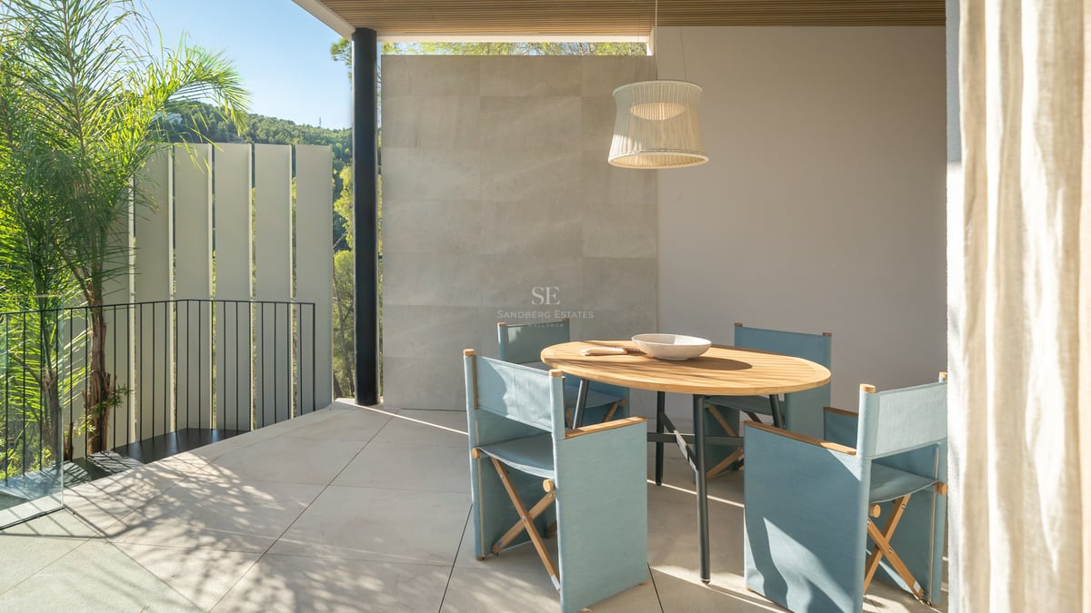 Vue extérieure d'une villa moderne avec piscine à débordement, jardins paysagers et terrasses spacieuses. Architecture minimaliste et design élégant.