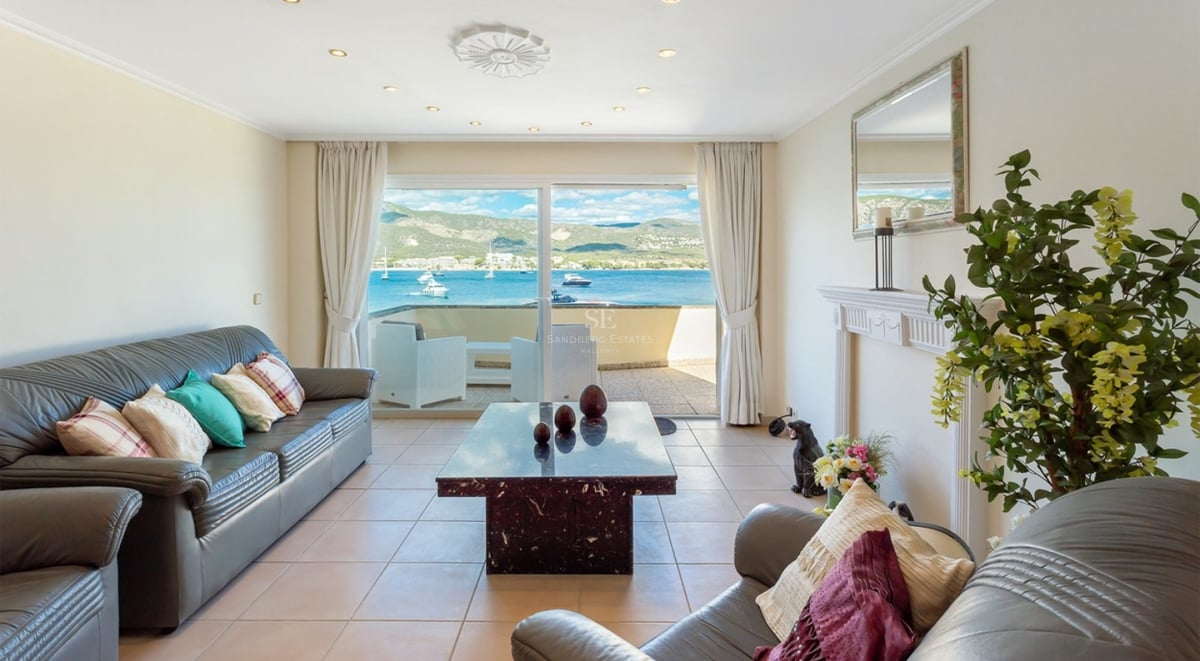 Vaste terrasse avec piscine à débordement, vue sur mer et mobilier moderne. Design minimaliste et élégant avec des matériaux de haute qualité.