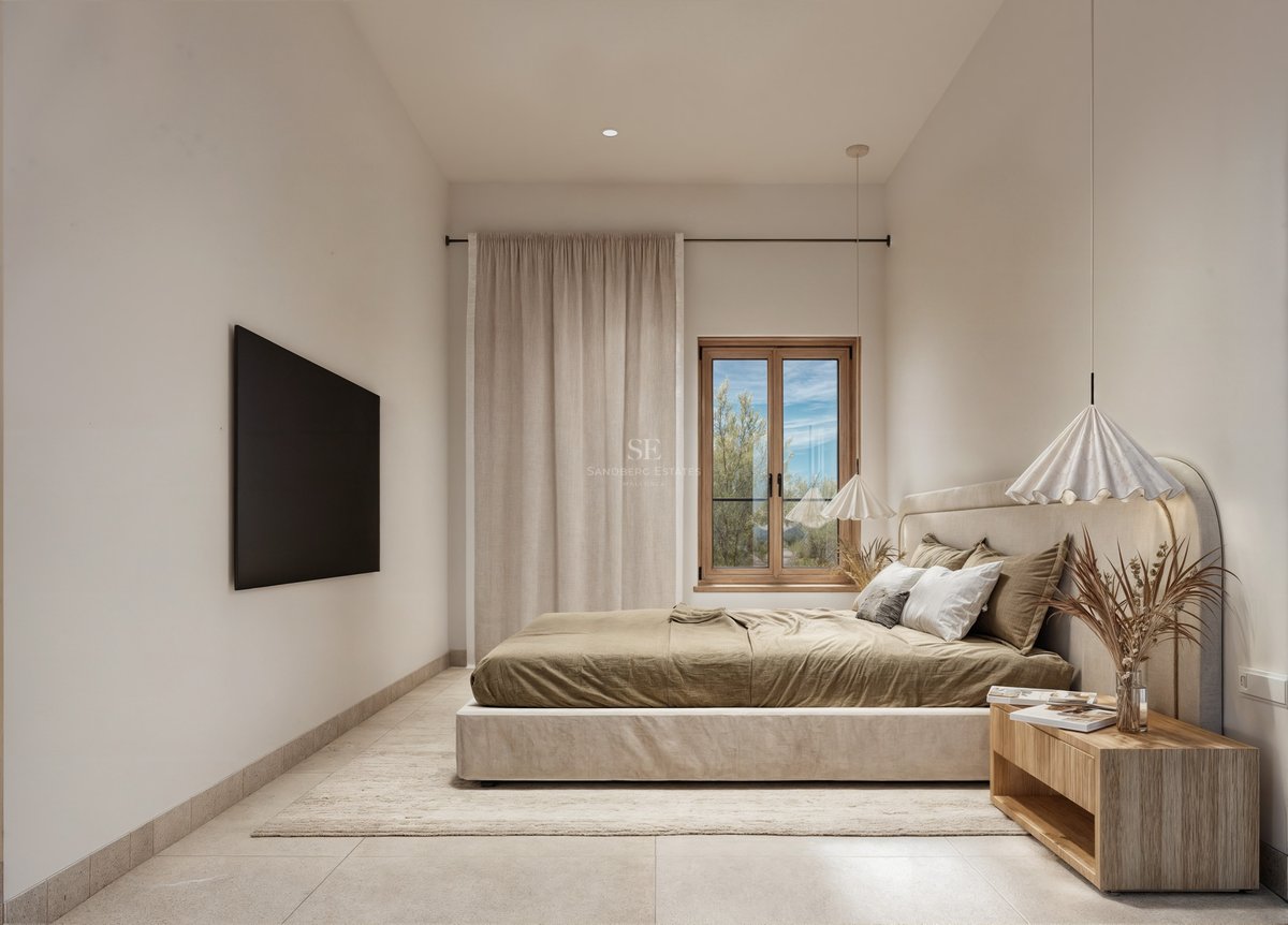 Une chambre minimaliste avec un lit rembourré, une table de chevet en bois, des suspensions et de la lumière naturelle.