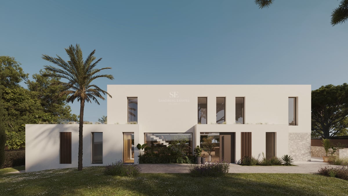 Villa moderne blanche à deux étages avec de grandes baies vitrées et un jardin luxuriant avec un palmier.