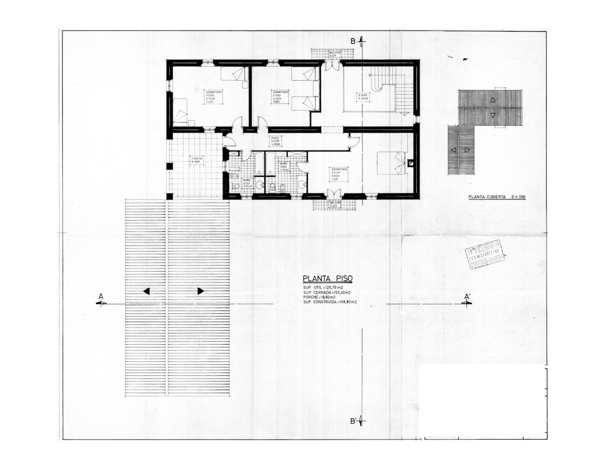 Plan architectural en noir et blanc montrant trois chambres, deux salles de bains, un porche et des escaliers.
