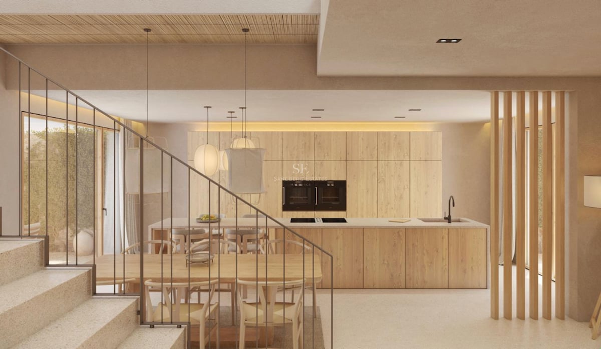 Cuisine moderne avec îlot en bois, salle à manger avec chaises Wishbone et escalier en pierre minimaliste.