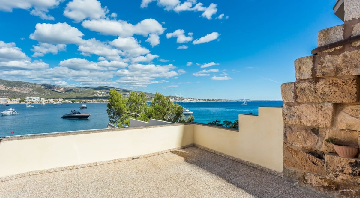 Vue extérieure d'une villa moderne avec piscine, jardin paysager et vastes terrasses. Architecture contemporaine avec des lignes épurées et de grandes fenêtres.