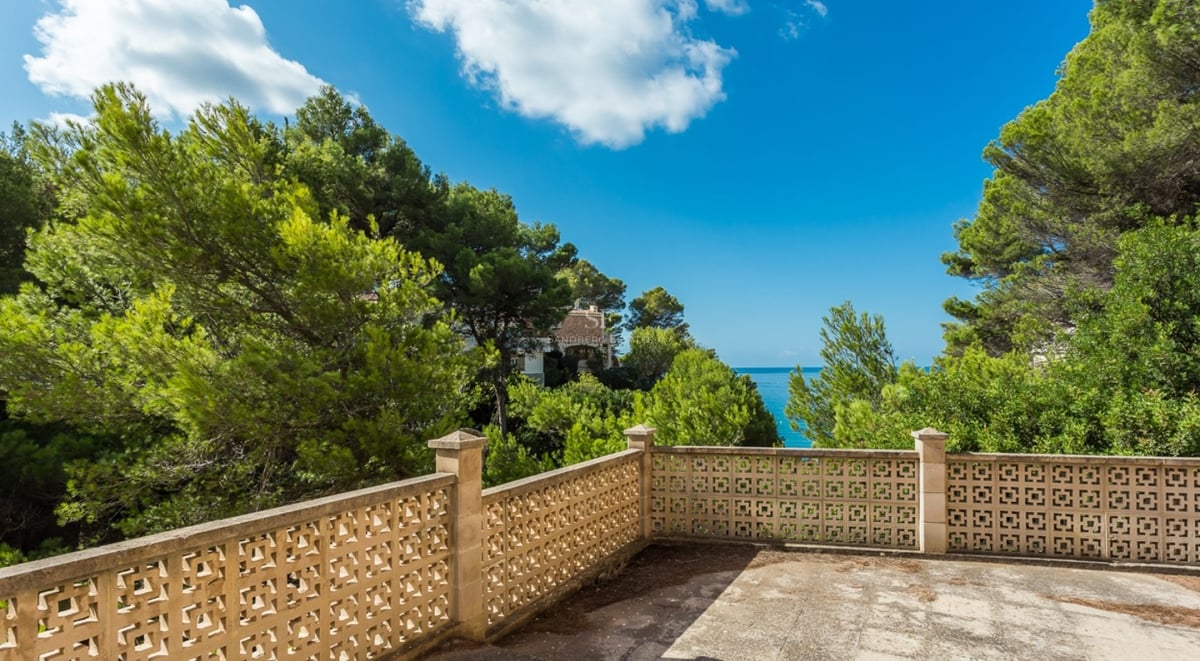 Vaste terrasse avec piscine, transats et vues panoramiques. Design moderne, idéal pour la détente et les loisirs en plein air.