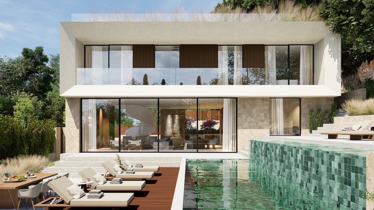 Façade arrière d'une villa moderne de deux étages avec piscine émeraude, terrasse en bois et grandes baies vitrées.