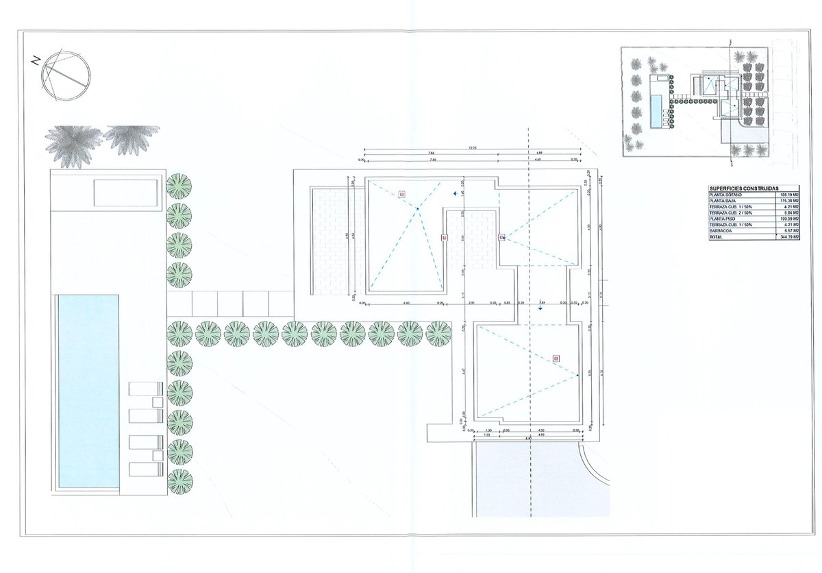 Plan architectural montrant l'implantation du bâtiment, la piscine, le jardin et les dimensions techniques.