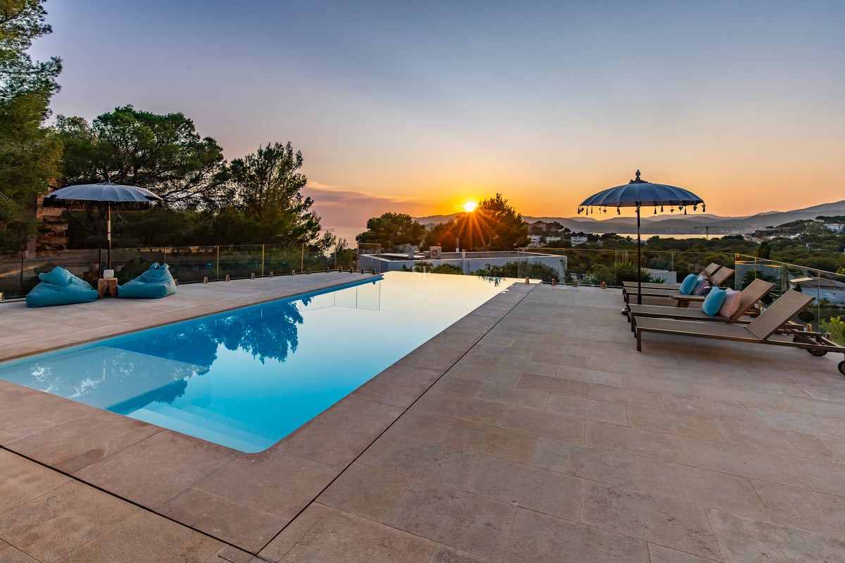 Vue extérieure d'une maison moderne avec piscine, jardin soigné et grandes fenêtres. Design architectural élégant et minimaliste.