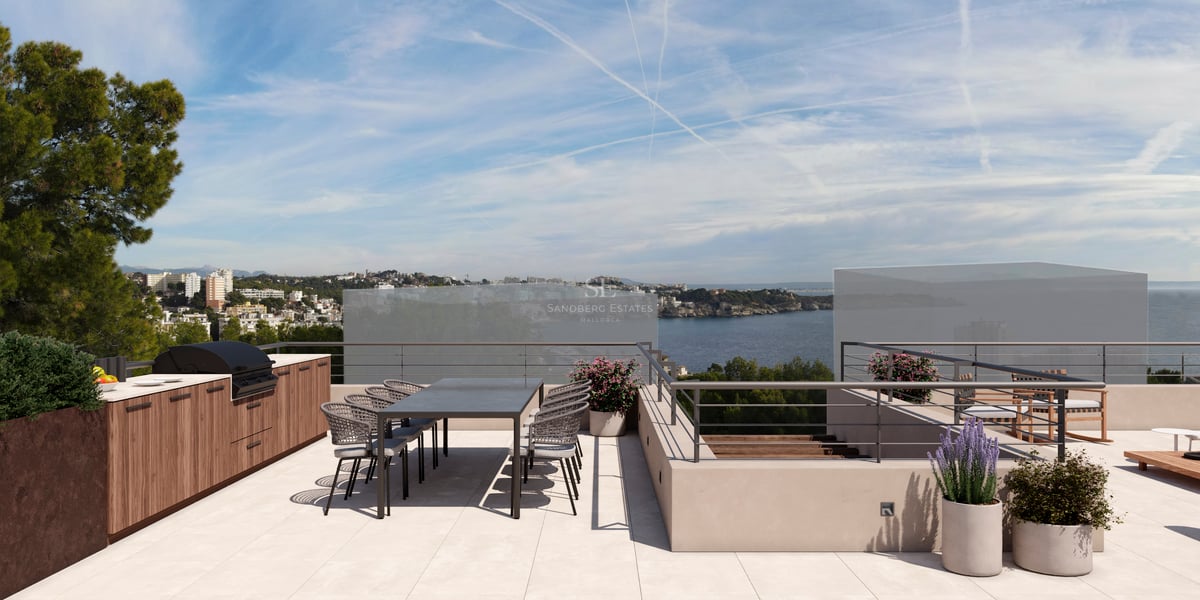 Terrasse de toit moderne avec cuisine extérieure, coin repas et vue panoramique sur la mer Méditerranée.