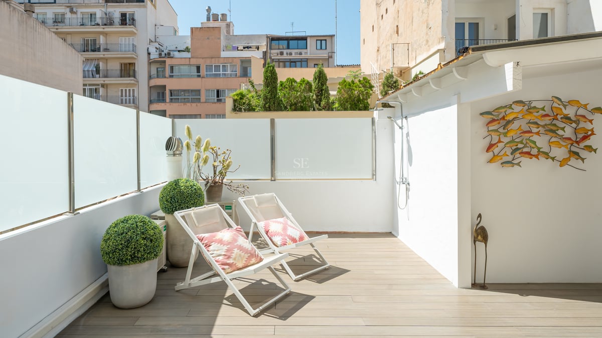 Vaste terrasse avec piscine à débordement, transats et vues spectaculaires. Design moderne et minimaliste avec des matériaux de haute qualité.