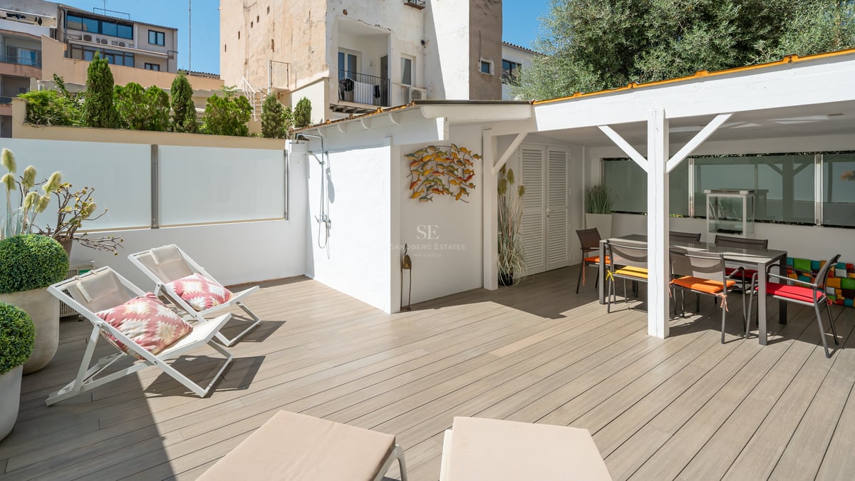 Vue extérieure d'une villa moderne avec piscine, jardin et grandes baies vitrées offrant une lumière naturelle abondante. Design architectural contemporain.