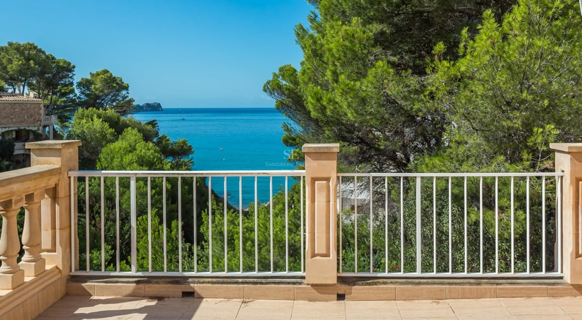 Vue extérieure d'une villa moderne avec piscine réfléchissante, jardin luxuriant et vastes terrasses. Design minimaliste et finitions de haute qualité.