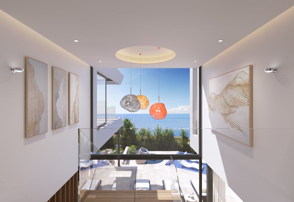 Vue d'un couloir moderne avec garde-corps en verre donnant sur une grande fenêtre avec vue sur la mer et la piscine.