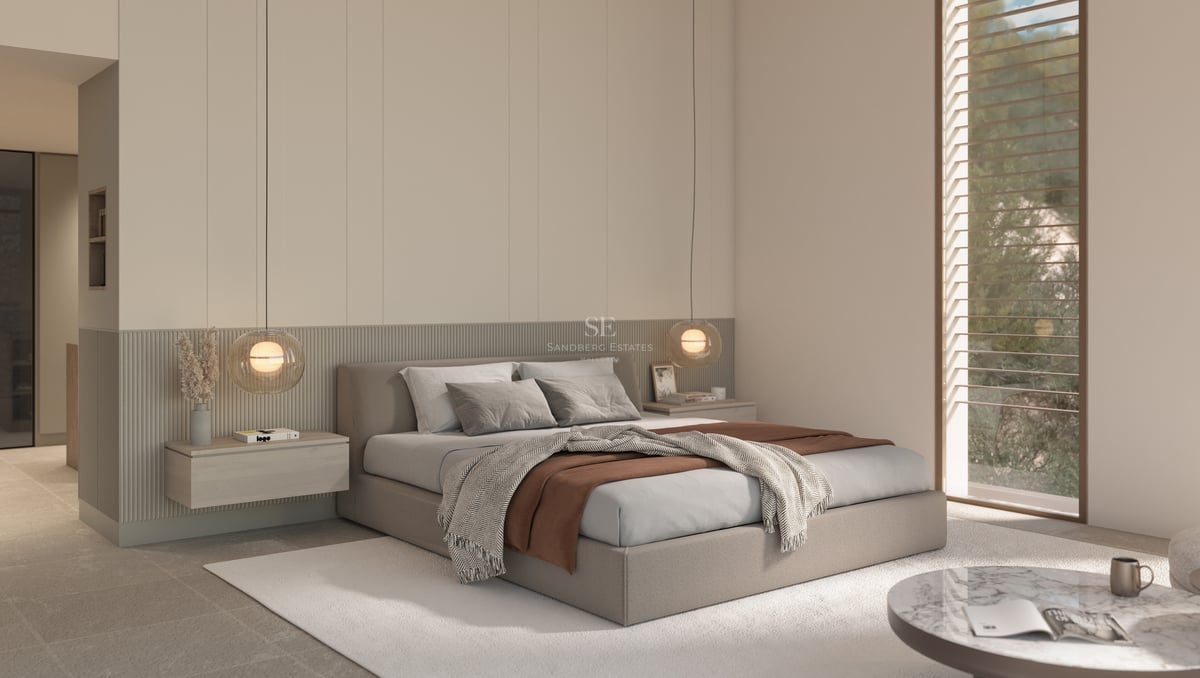 Chambre principale minimaliste avec un grand lit, des tables de nuit flottantes et des suspensions sphériques.