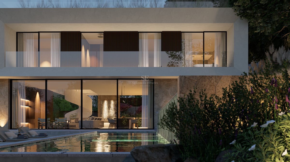 Villa moderne de deux étages avec baies vitrées et piscine réfléchissante entourée de végétation.