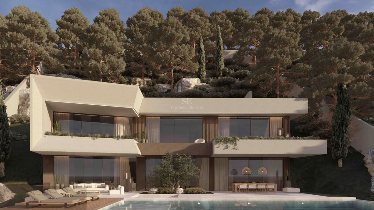 Villa moderne de deux étages avec baies vitrées et piscine devant une forêt de pins méditerranéens.