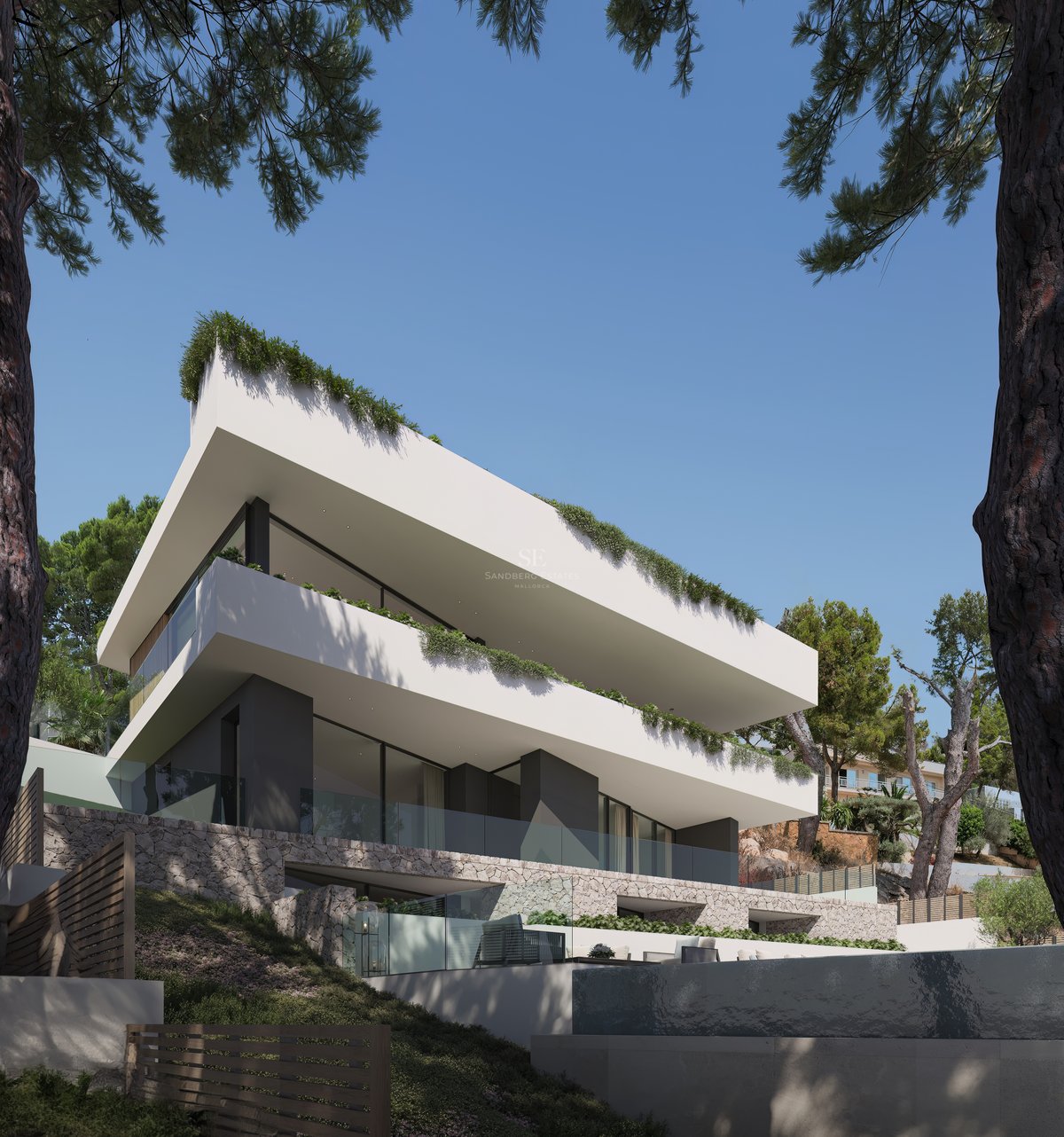 Villa ultra-moderne à plusieurs niveaux blancs avec balcons en verre et piscine à débordement entourée de pins.