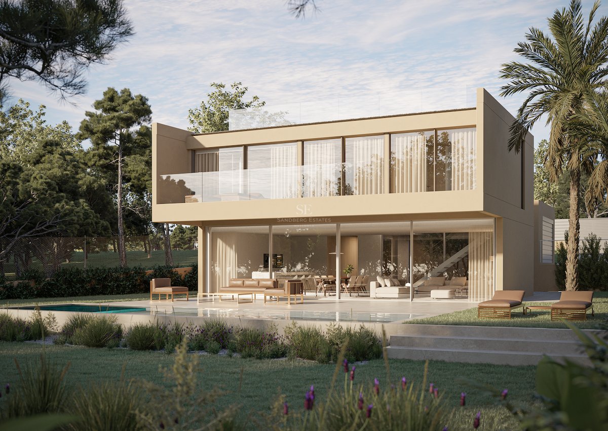 Extérieur d'une villa moderne de deux étages aux tons sable avec de grandes baies vitrées et une piscine privée.