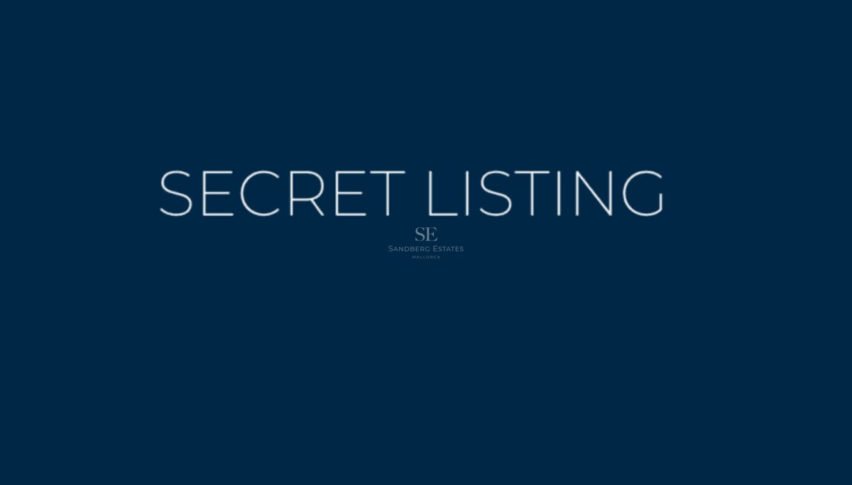 Fond bleu foncé avec le texte blanc SECRET LISTING.
