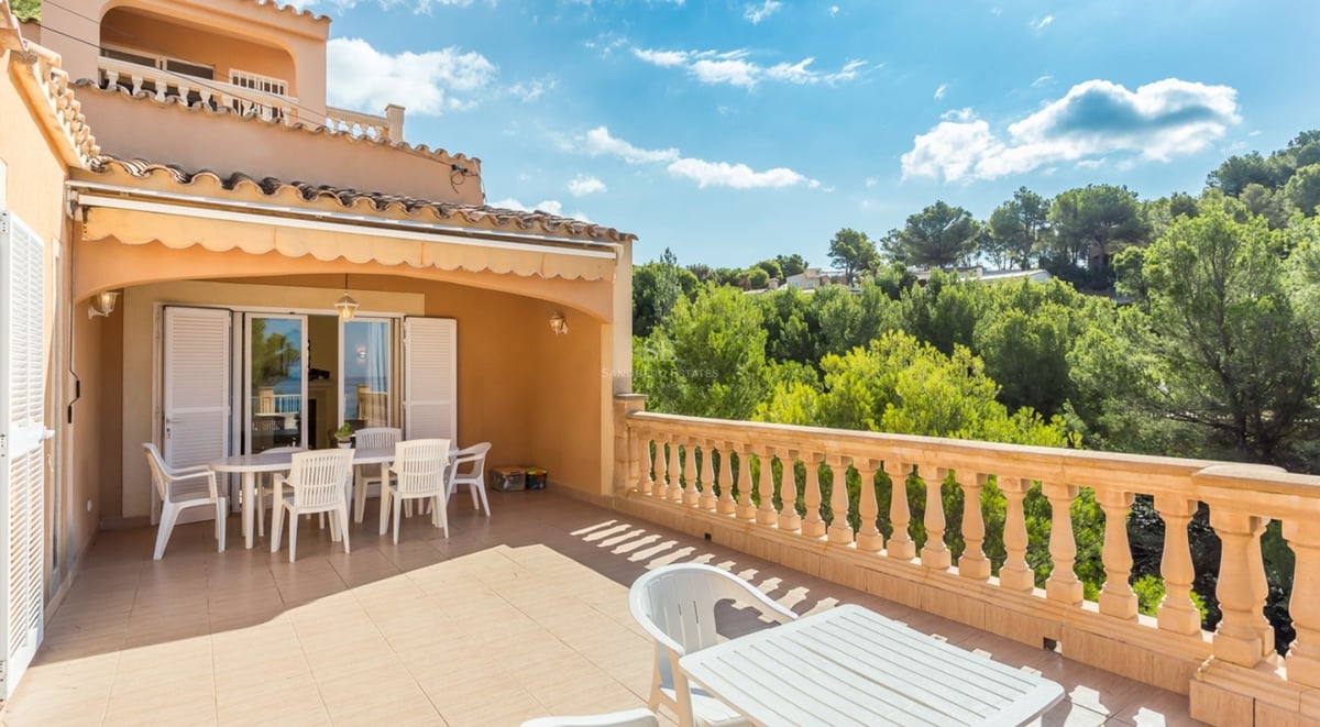 Image d'une villa moderne avec piscine, jardin luxuriant et terrasse ensoleillée. Architecture contemporaine, idéale pour profiter du plein air.