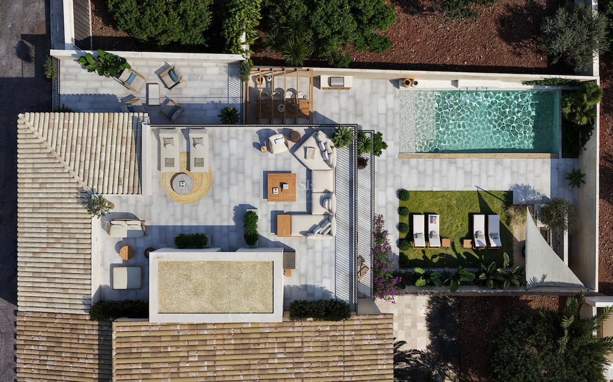 Vue de dessus d'une villa de luxe avec salon sur le toit, salle à manger extérieure et piscine avec jardin.