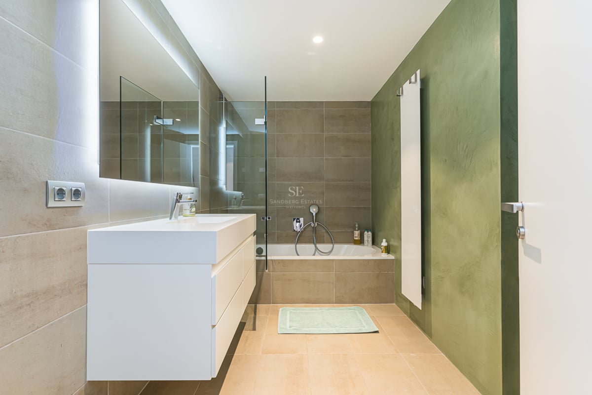 Vue extérieure d'une villa moderne avec piscine, jardin luxuriant et architecture minimaliste. Éclairage chaleureux et détails de design.