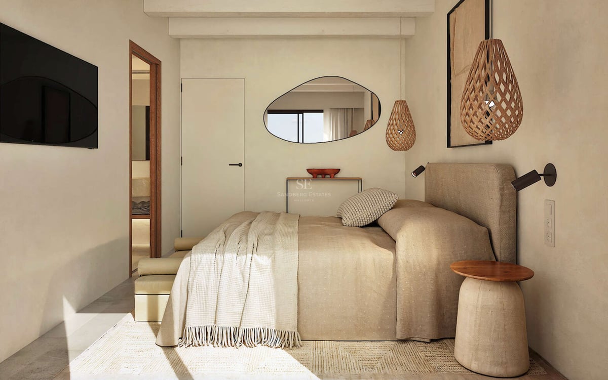 Chambre minimaliste avec literie en lin, miroir de forme organique et suspensions en osier dans des tons neutres.