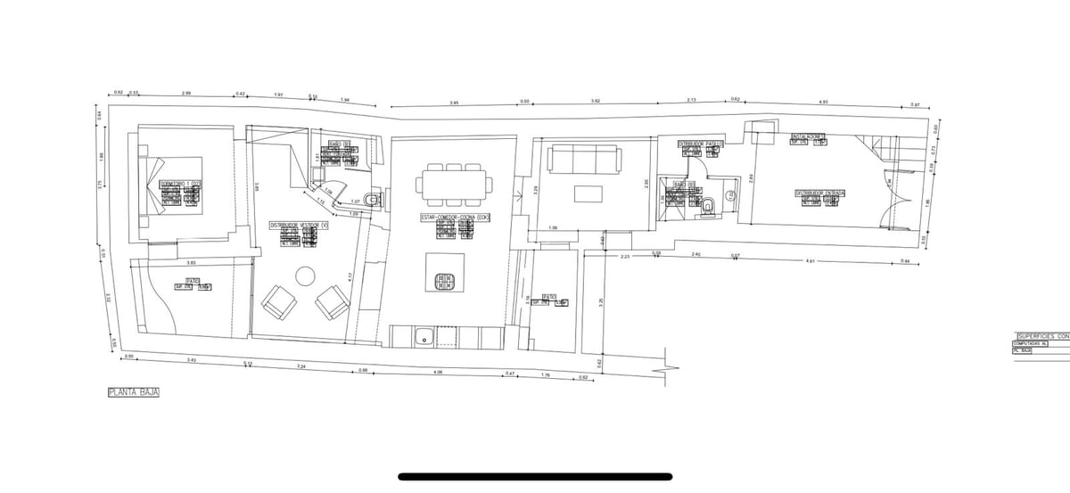 Plan d'architecte du rez-de-chaussée montrant la disposition des pièces, de la cuisine et des patios.
