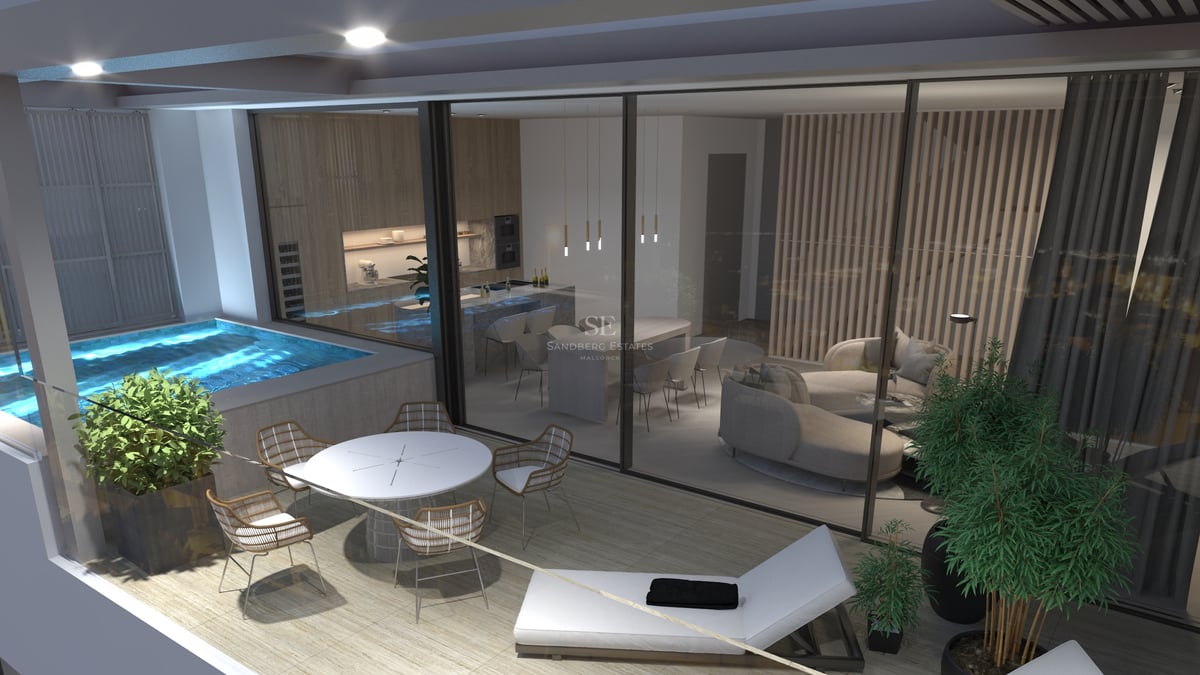 Terrasse moderne avec salle à manger, transat et piscine bleue éclairée à côté de grandes baies vitrées.