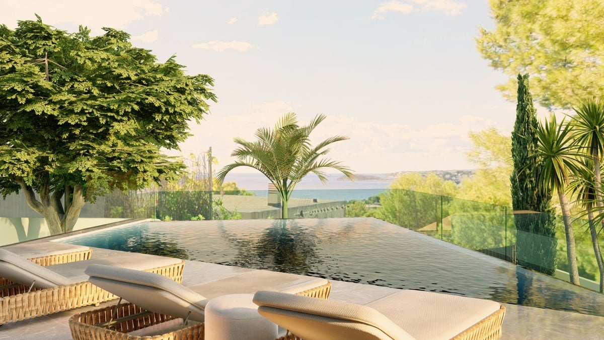 Vue extérieure d'une villa moderne avec piscine, transats, jardin luxuriant et ciel bleu. Architecture élégante et aménagement paysager soigné.