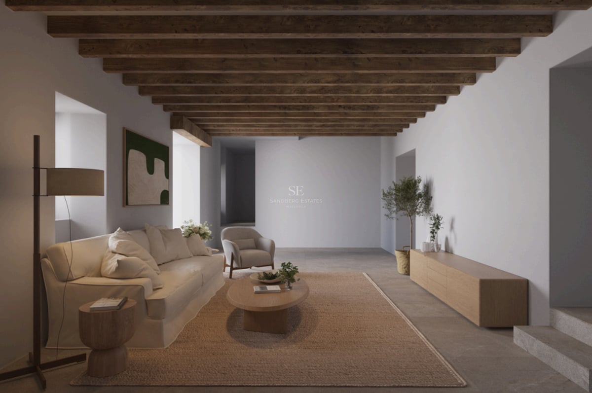 Salon minimaliste avec canapé blanc, poutres en bois foncé au plafond, sol en pierre et tapis en jute.