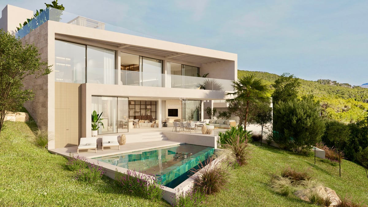 Villa moderne à deux étages avec piscine turquoise, balcons en verre et jardins luxuriants à flanc de colline.
