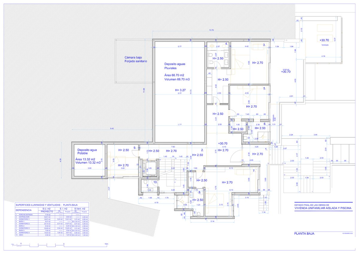 Plan d'architecte technique du rez-de-chaussée montrant les dimensions et la disposition des pièces.