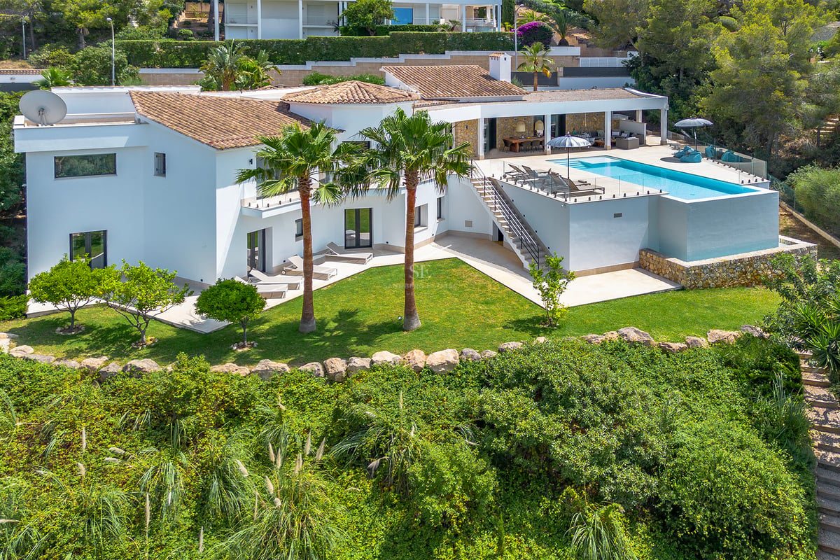 Vue extérieure d'une maison moderne avec piscine. Design minimaliste, grandes baies vitrées et aménagement paysager soigné. Luxe et confort.