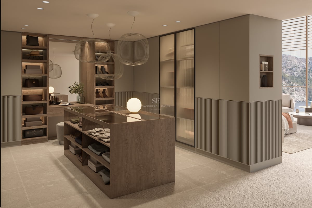 Dressing moderne avec îlot central en bois, armoires en verre strié et élégantes suspensions sphériques.
