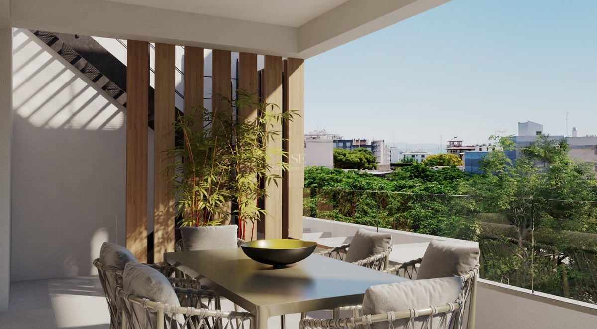 Terrasse contemporaine avec table à manger, chaises tressées, lattes de bois et garde-corps en verre vue ville.